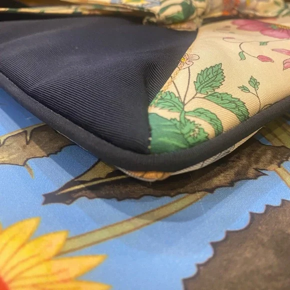 Gucci Flora Vintage Bow Clutch with Detachable Crossbody Strap - Picture 6 of 17